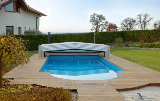 L’abris de piscine bas, 3 angles. grâce à sa faible hauteur et sécurité, l’abri bas permet de conserver la perspective du jardin tout en assurant le chauffage naturel de la piscine.