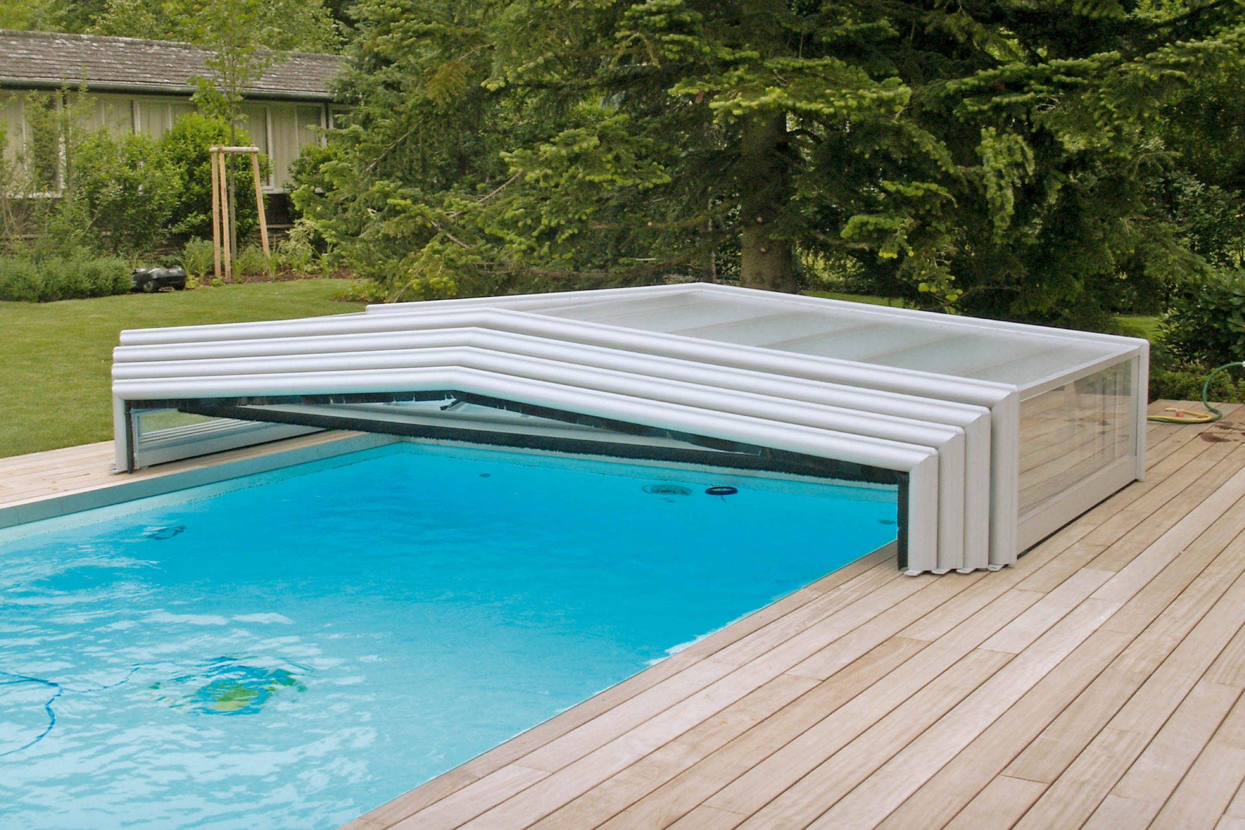 L’abris de piscine bas, 3 angles. grâce à sa faible hauteur et sécurité, l’abri bas permet de conserver la perspective du jardin tout en assurant le chauffage naturel de la piscine.