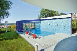 L’abri de piscine mural est adossé un mur sur toute sa longueur, ou sur toute sa largeur. En général, ce type d’abri de piscine est installé en prolongement de la maison, comme une véritable pièce à vivre.